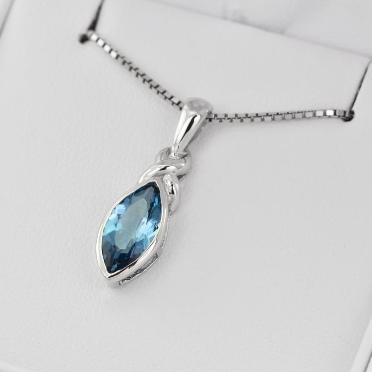 Stříbrný přívěsek s modrým topazem 3975