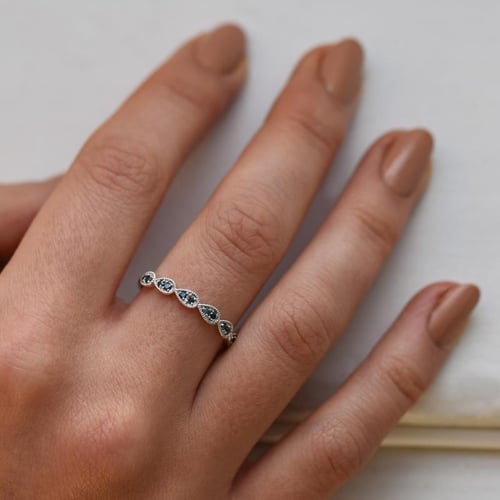 Snubní vintage prsten s modrými diamanty a pánský komfortní Lacy
