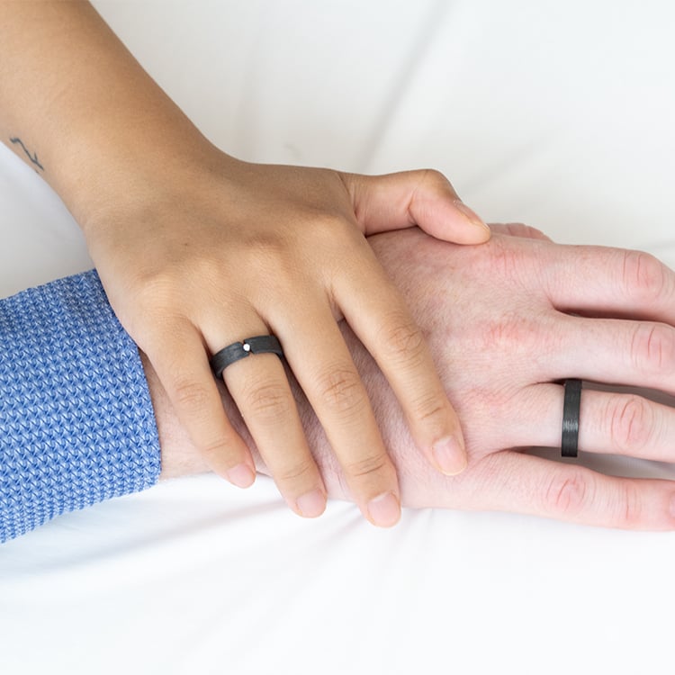 Ploché karbonové snubní prsteny s diamantem Sammu 127254