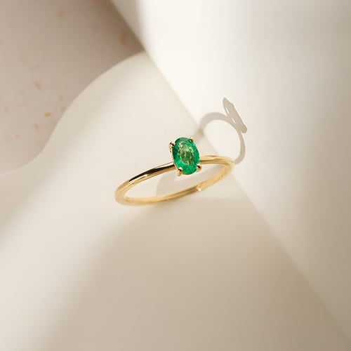 Elegantní zásnubní prsten s oval smaragdem Frost