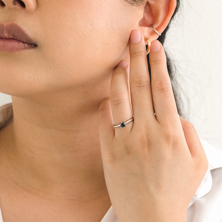 Zlatý zásnubní prsten s černým diamantem Mala 124096