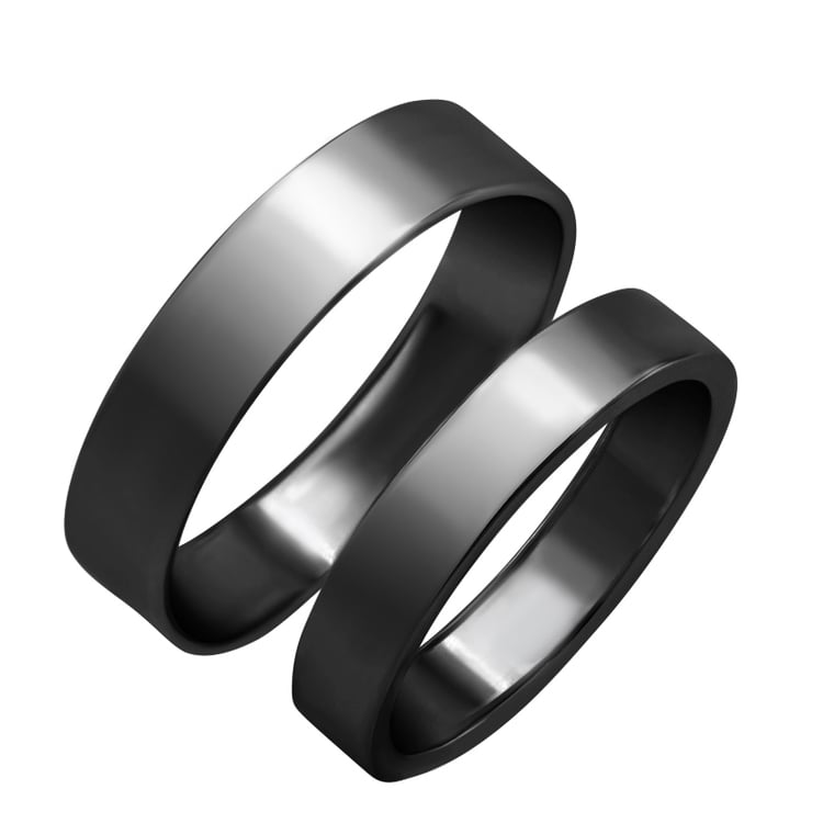 Zlaté snubní ploché prsteny s černým ruténiem