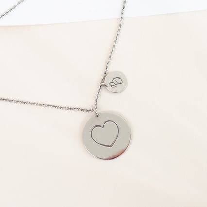 Náhrdelník se srdcem a gravírem písmene Kadie