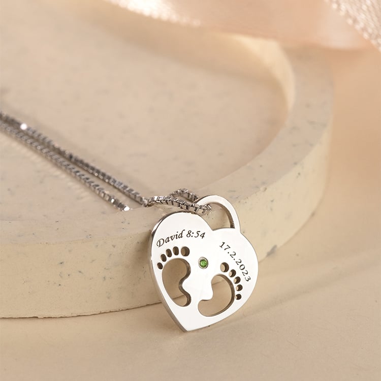 Stříbrný přívěsek dětské nožičky s gravírem a drahokamem dle výběru Olivia 120371