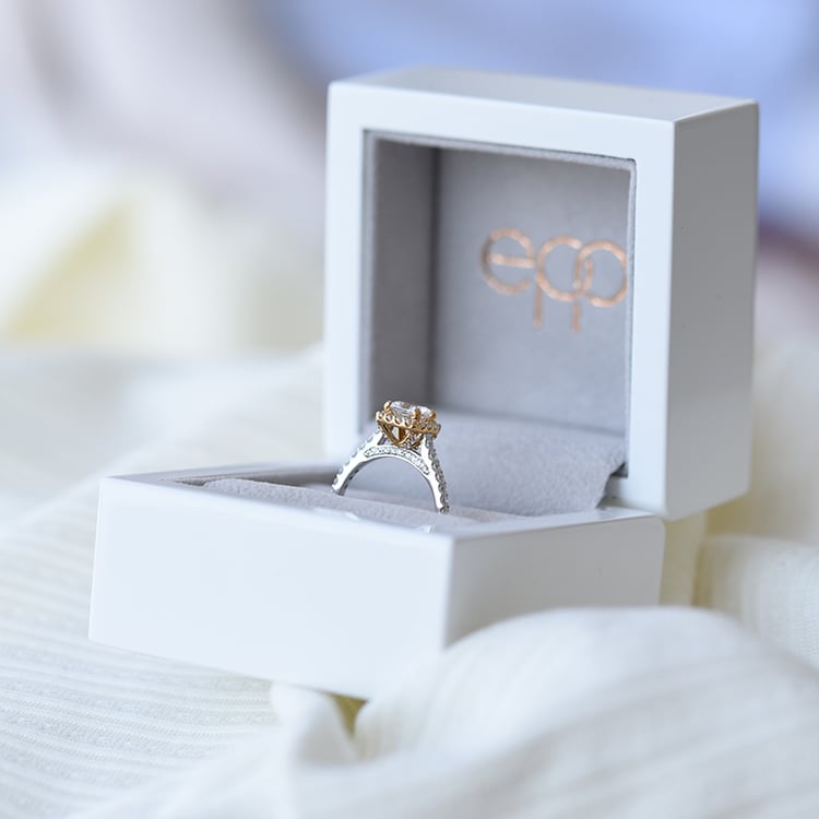 Zlatý diamantový prsten 61225