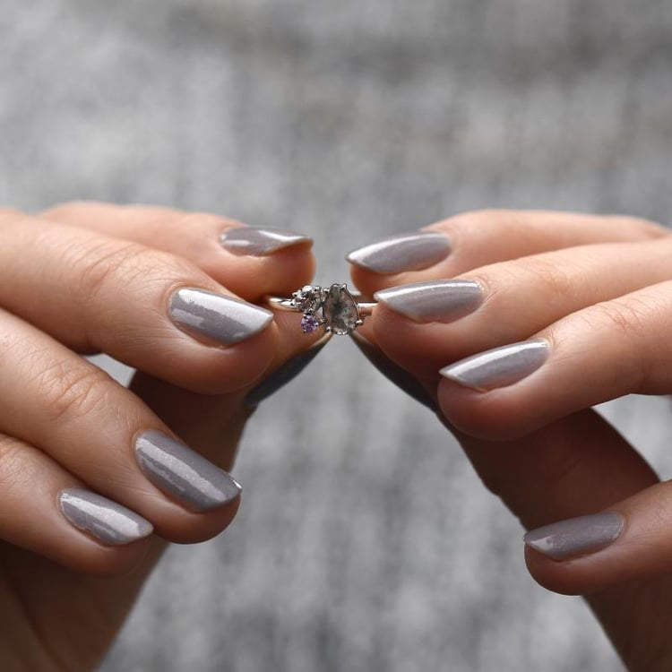 Netradiční zlatý prsten s drahokamy a diamantem 49095