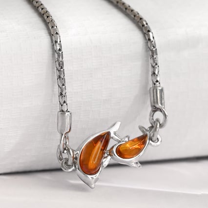 Stříbrný jantarový náramek s delfíny Kisha