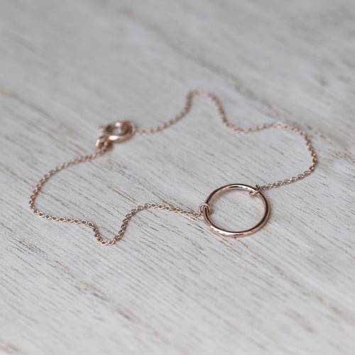 Zlatý minimalistický náramek Karma
