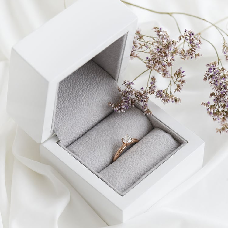 Zlatý moissanitový prsten 93366