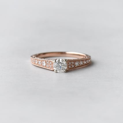 Zlatý vintage zásnubní prsten plný diamantů Keran