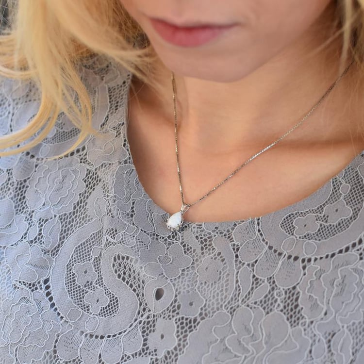 Stříbrný přívěsek s bílým opálem 3592