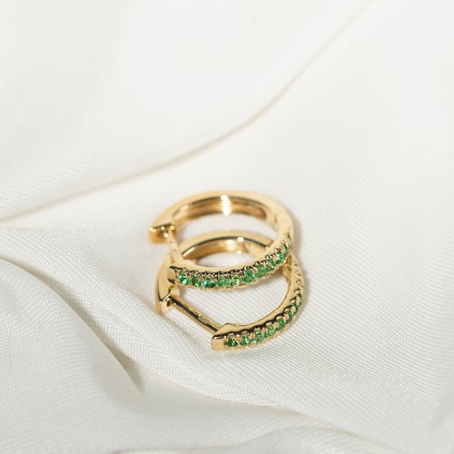 Elegantní kruhové náušnice se smaragdy Gomati