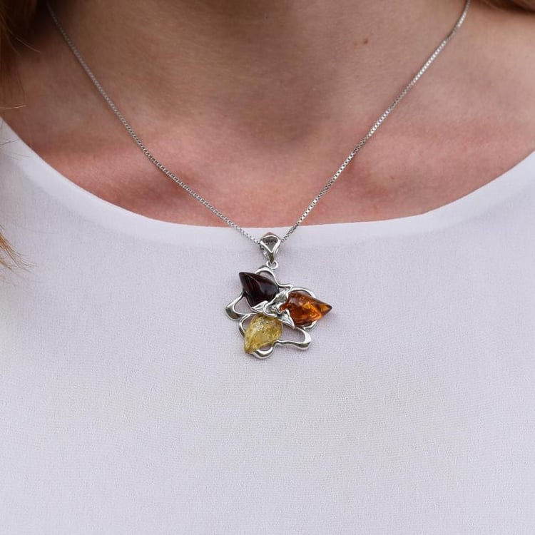 Tři jantary ve stříbrném náhrdelníku 13053