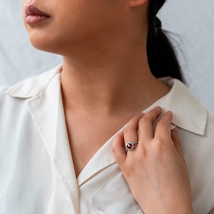 Zlatý halo prsten s granátem a bílými topazy Maala 120714