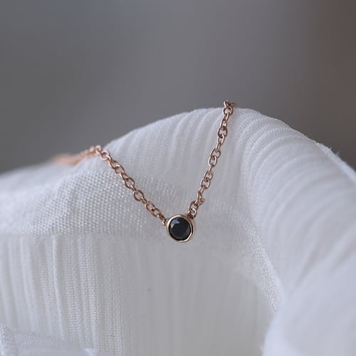 Minimalistický náhrdelník s černým diamantem Glosie