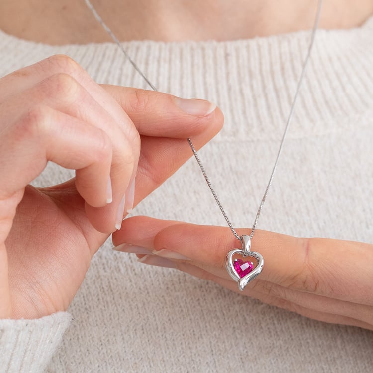 Rubínové srdce ve stříbrném přívěsku srdce Lovelyn 120969