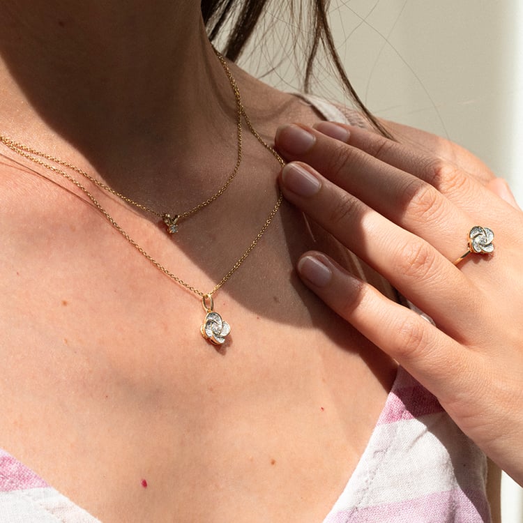 Diamantový přívěsek ve tvaru květu Alde 142326