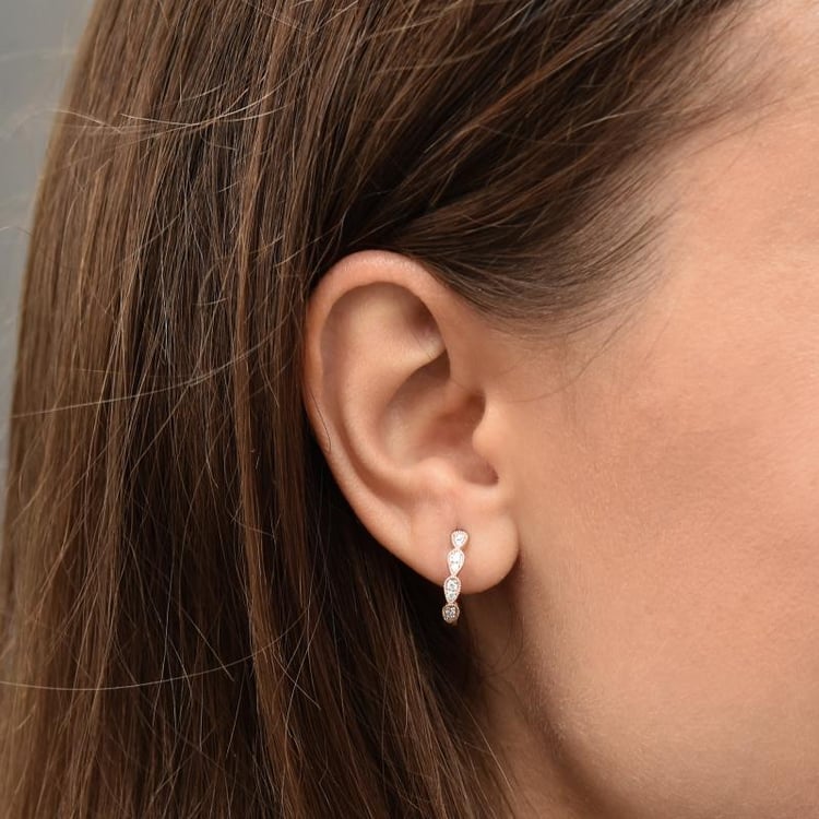 Zlaté náušnice zdobené diamanty 36195