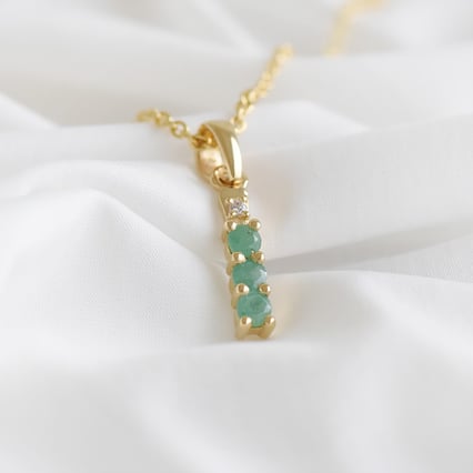 Jemný stříbrný přívěsek s přírodními smaragdy Freesia