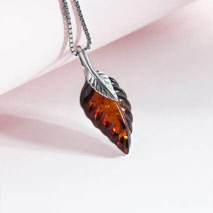 Stříbrný jantarový přívěsek ve tvaru lístku Daun