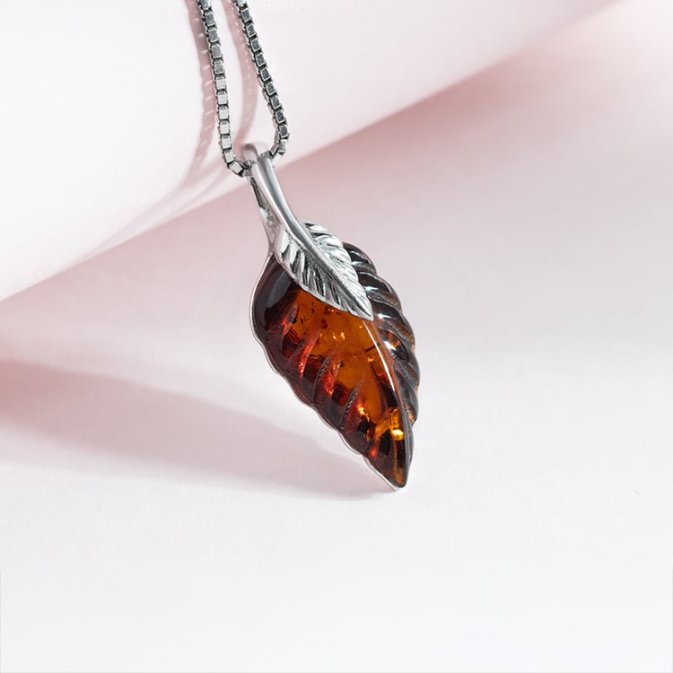 Stříbrný jantarový přívěsek ve tvaru lístku Daun 150807