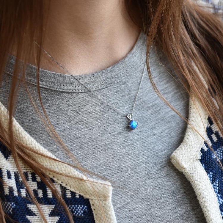 Zlatý přívěsek s modrým opálem 39910