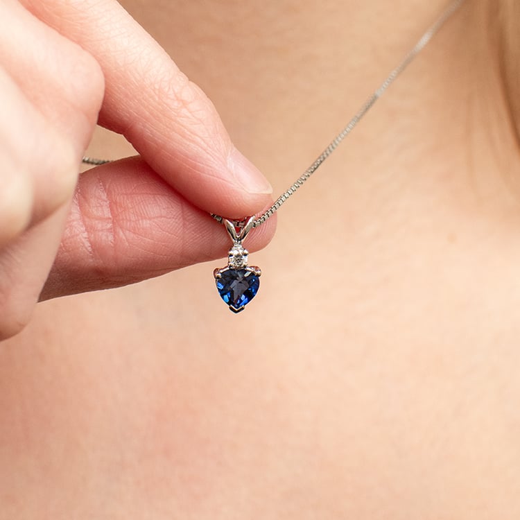 Zlatý přívěsek se safírovým srdcem a diamantem Dorevie 135522