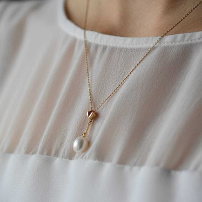 Perlový přívěsek s diamantem a safírem