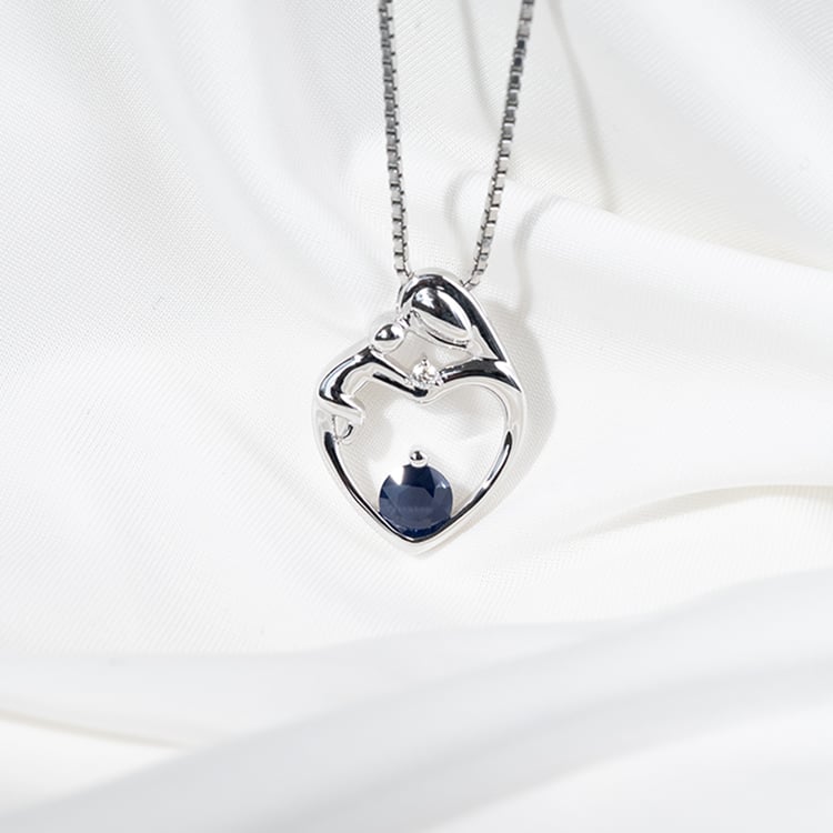 Stříbrný přívěsek matka a dítě se safírem a diamantem 131166