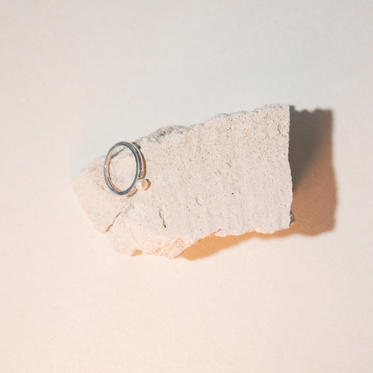 Stříbrný perlový prsten se zirkony Shayna 104660