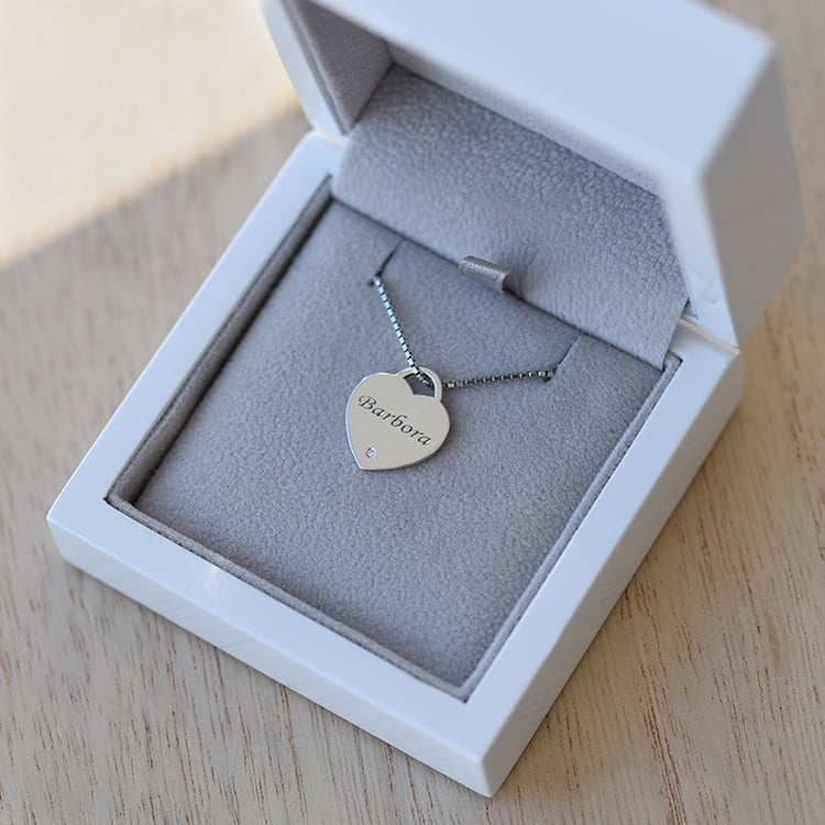 Přívěsek ve tvaru srdce s gravírem a diamantem 61245