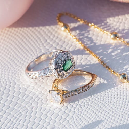 Zlatý prsten s emerald smaragdem a diamanty Mareia