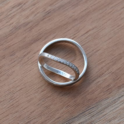 Zlaté tepané snubní prsteny s diamanty Neziah