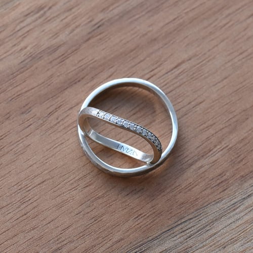 Zlaté tepané snubní prsteny s diamanty Neziah