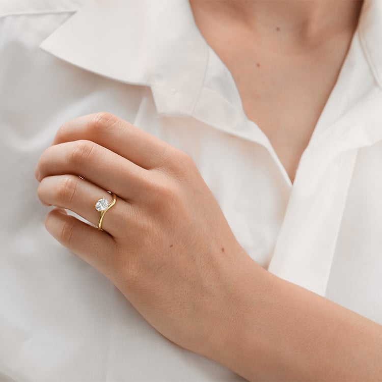 Zásnubní prsten s oválným diamantem 154793