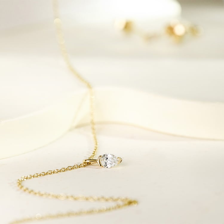 Minimalistický přívěsek ze stříbra s lab-grown diamantem ve tvaru pear Malena 161653