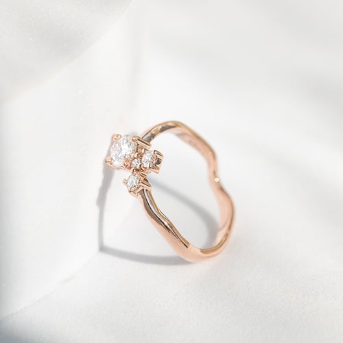 Cluster prsten s moissanitem a lab-grown diamanty Roche