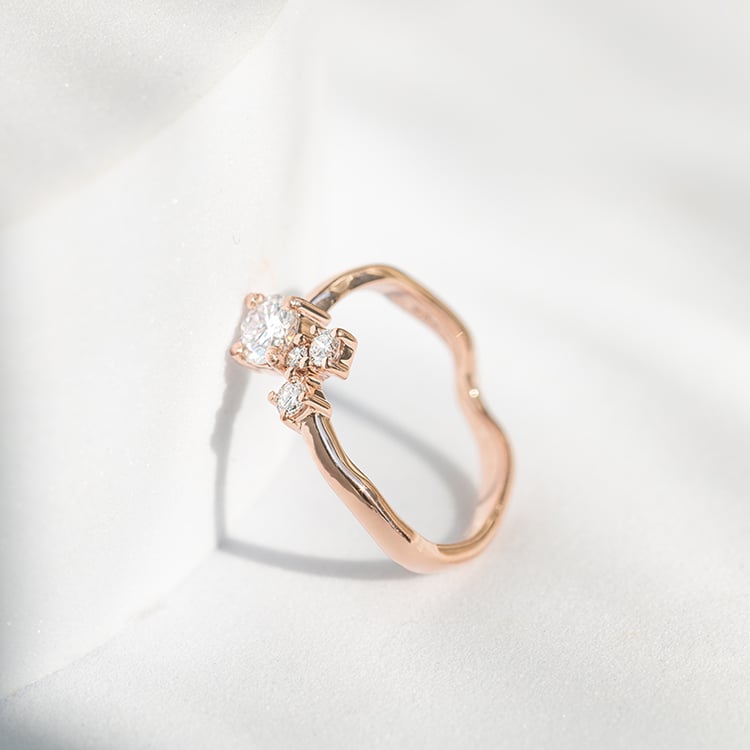 Cluster prsten s moissanitem a lab-grown diamanty Roche 145539