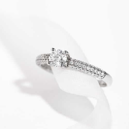 Zásnubní prsten s moissanitem a lab-grown diamanty Kristen