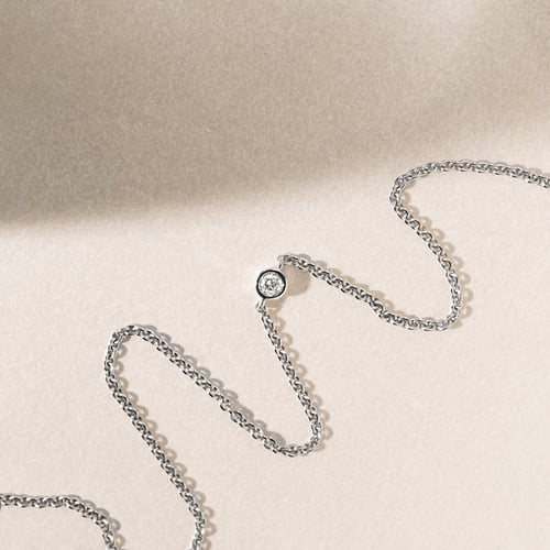 Zlatý minimalistický náramek na nohu s diamantem Aimie