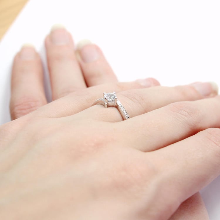 Zlatý prsten s diamanty na ruke Brylee 5206