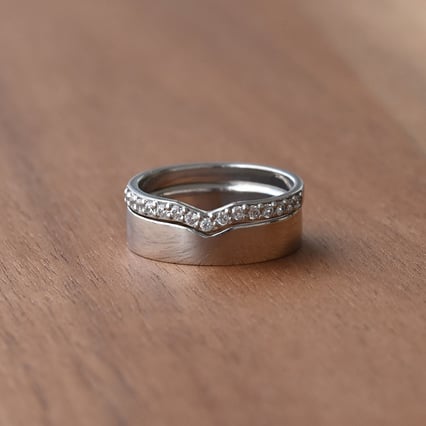 Platinový eternity prsten s diamanty a pánský plochý prsten Marveille