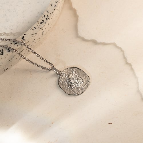 Stříbrný přívěsek se symboly znamení zvěrokruhu Lev
