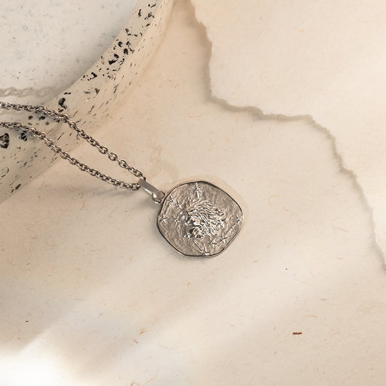 Stříbrný přívěsek se symboly znamení zvěrokruhu 136687