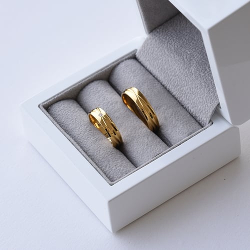 Elegantní zlaté snubní prsteny s diamantem Carlo