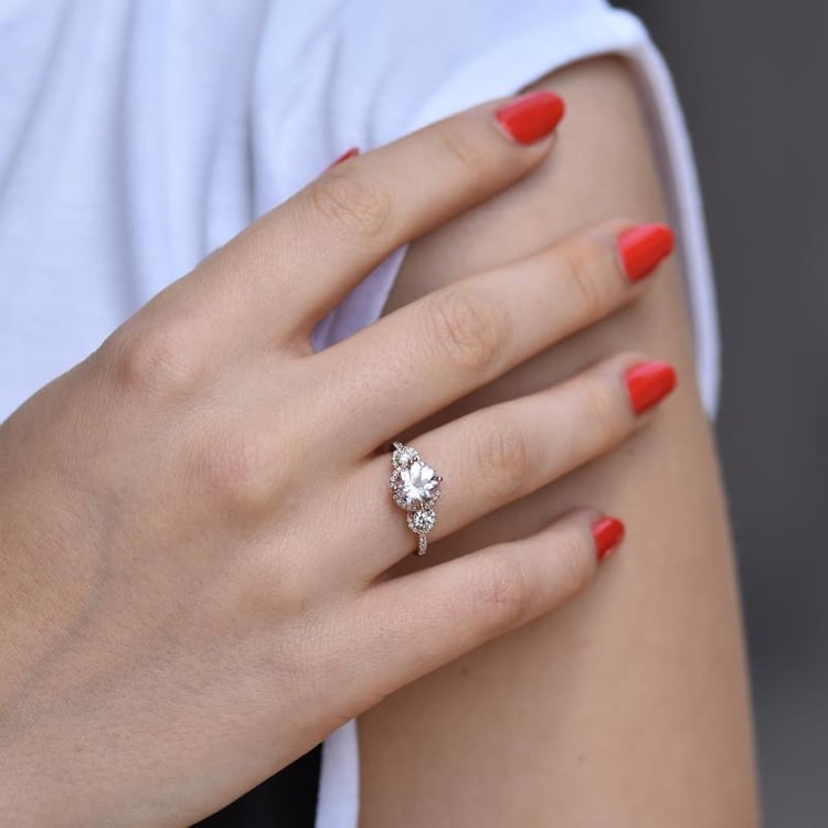 Zlatý zásnubní prsten s morganitem a diamanty 48282