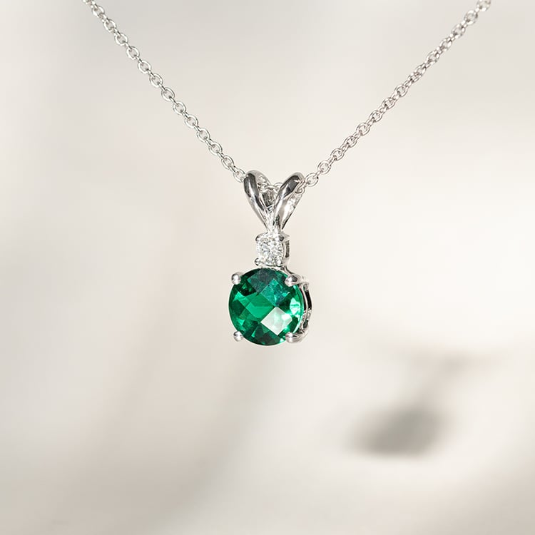 Zlatý přívěsek se smaragdem a diamantem Emolyna 135236