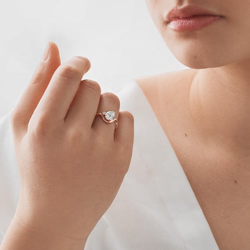 Vlnitý zásnubní prsten s pear diamantem Mirjana