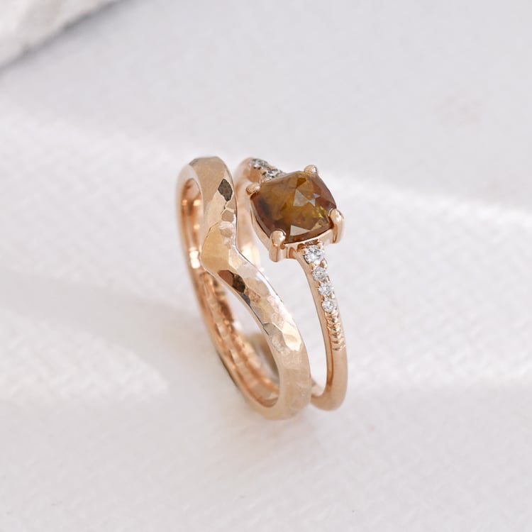 Vykrojený tepaný snubní prsten Yenka 121857