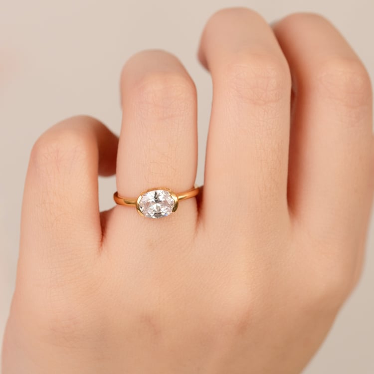 Zlatý prsten s half-bezel oválným diamantem Hortensia 164553